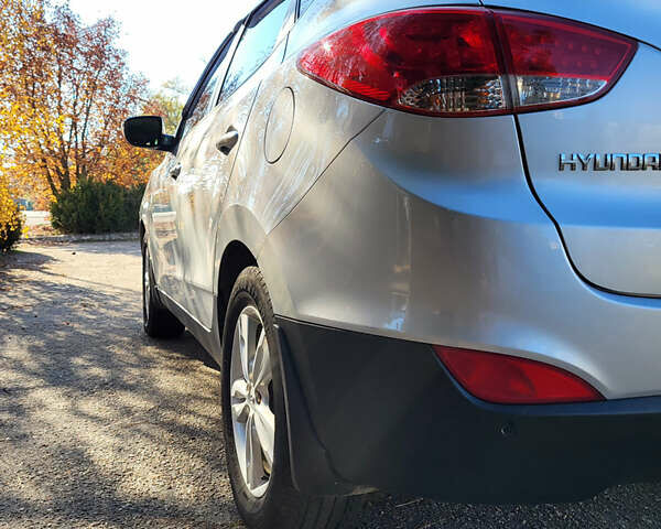 Серый Хендай их35, объемом двигателя 2 л и пробегом 264 тыс. км за 11700 $, фото 13 на Automoto.ua