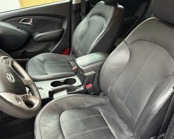 Серый Хендай их35, объемом двигателя 2 л и пробегом 190 тыс. км за 12500 $, фото 19 на Automoto.ua