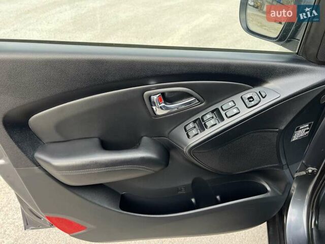 Серый Хендай их35, объемом двигателя 2 л и пробегом 200 тыс. км за 12900 $, фото 49 на Automoto.ua