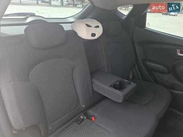 Серый Хендай их35, объемом двигателя 2 л и пробегом 193 тыс. км за 10999 $, фото 23 на Automoto.ua