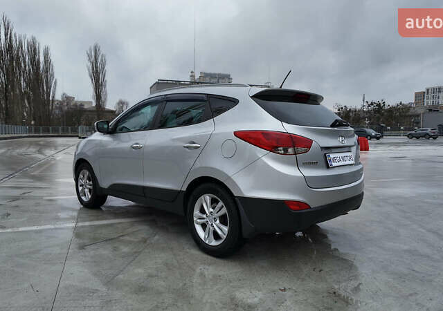 Серый Хендай их35, объемом двигателя 2 л и пробегом 174 тыс. км за 13990 $, фото 3 на Automoto.ua