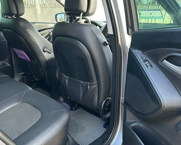 Серый Хендай их35, объемом двигателя 2 л и пробегом 237 тыс. км за 10900 $, фото 10 на Automoto.ua