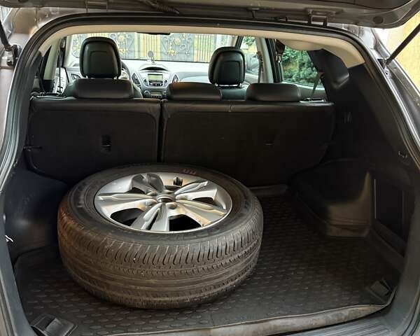 Серый Хендай их35, объемом двигателя 2 л и пробегом 190 тыс. км за 12500 $, фото 25 на Automoto.ua