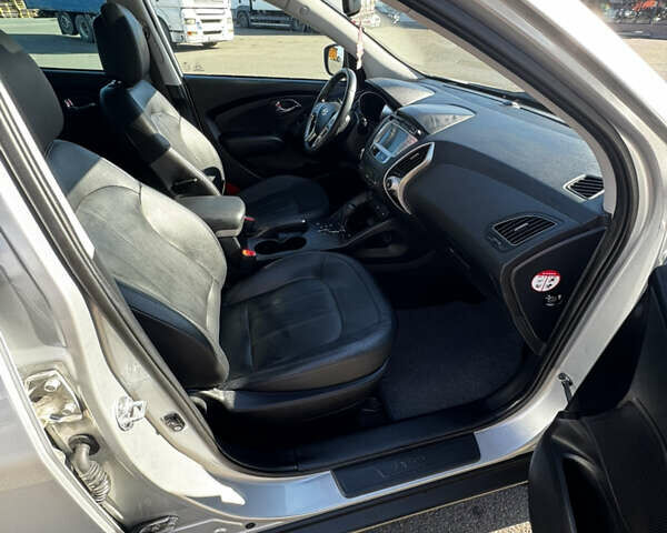 Серый Хендай их35, объемом двигателя 2 л и пробегом 229 тыс. км за 13500 $, фото 21 на Automoto.ua