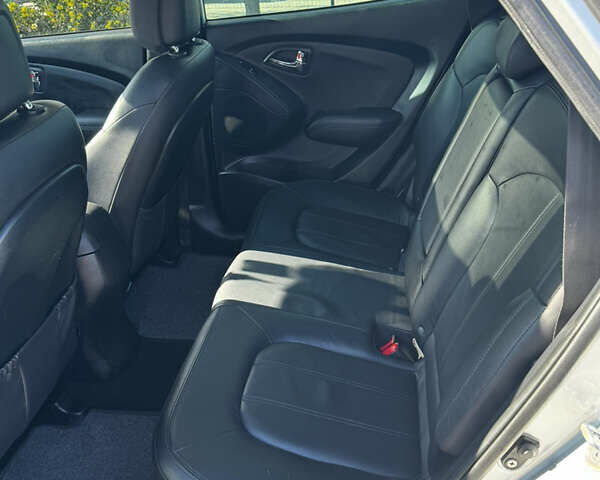 Серый Хендай их35, объемом двигателя 2 л и пробегом 229 тыс. км за 13500 $, фото 14 на Automoto.ua