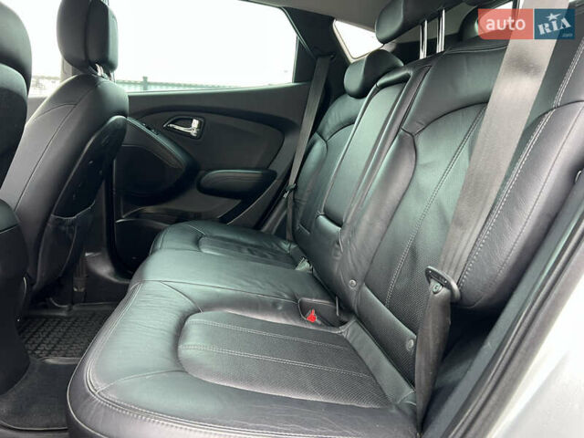 Серый Хендай их35, объемом двигателя 2 л и пробегом 240 тыс. км за 11500 $, фото 51 на Automoto.ua