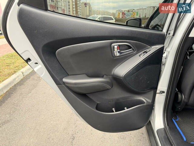 Сірий Хендай іх35, об'ємом двигуна 2 л та пробігом 132 тис. км за 11999 $, фото 35 на Automoto.ua