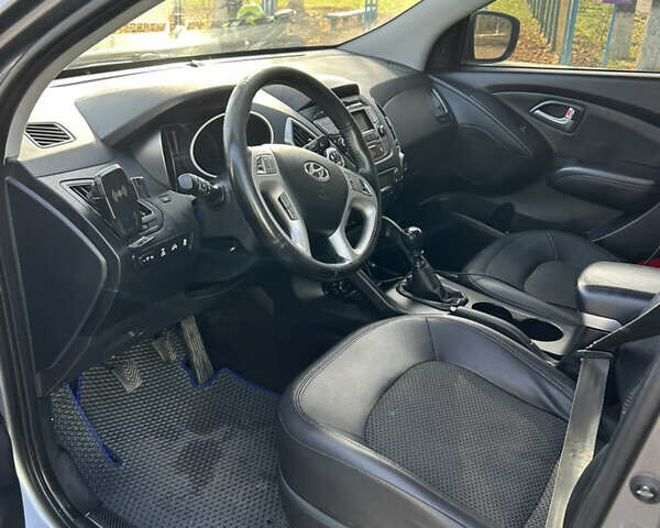 Серый Хендай их35, объемом двигателя 2 л и пробегом 237 тыс. км за 10900 $, фото 13 на Automoto.ua