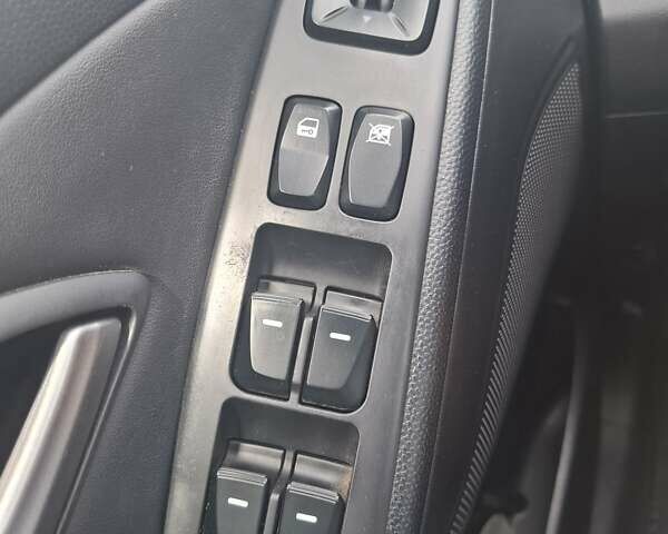 Серый Хендай их35, объемом двигателя 2 л и пробегом 193 тыс. км за 10999 $, фото 26 на Automoto.ua