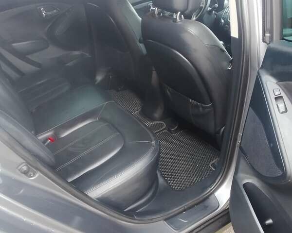 Серый Хендай их35, объемом двигателя 2 л и пробегом 102 тыс. км за 11000 $, фото 7 на Automoto.ua