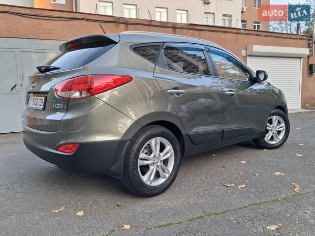 Серый Хендай их35, объемом двигателя 2 л и пробегом 101 тыс. км за 12700 $, фото 4 на Automoto.ua