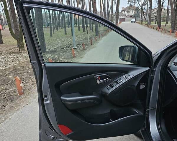 Серый Хендай их35, объемом двигателя 1.7 л и пробегом 195 тыс. км за 11750 $, фото 26 на Automoto.ua