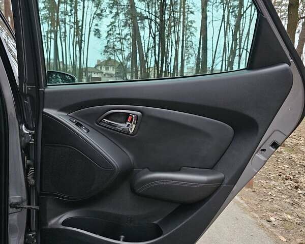 Серый Хендай их35, объемом двигателя 1.7 л и пробегом 195 тыс. км за 11750 $, фото 16 на Automoto.ua