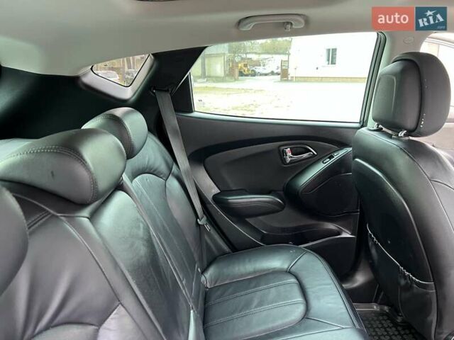 Серый Хендай их35, объемом двигателя 2 л и пробегом 200 тыс. км за 12900 $, фото 79 на Automoto.ua