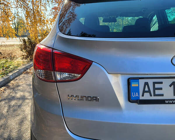 Серый Хендай их35, объемом двигателя 2 л и пробегом 264 тыс. км за 11700 $, фото 5 на Automoto.ua