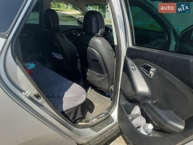 Серый Хендай их35, объемом двигателя 2 л и пробегом 442 тыс. км за 9250 $, фото 1 на Automoto.ua