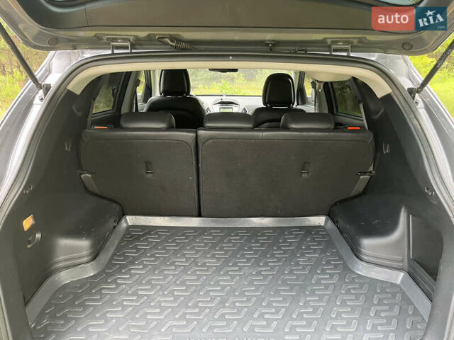 Серый Хендай их35, объемом двигателя 1.7 л и пробегом 227 тыс. км за 9900 $, фото 5 на Automoto.ua