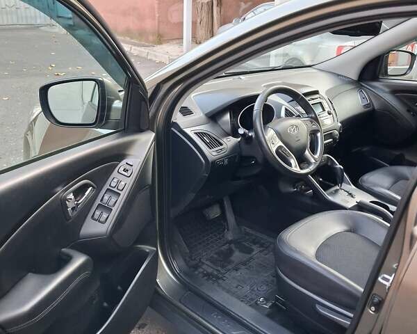 Серый Хендай их35, объемом двигателя 2 л и пробегом 101 тыс. км за 12700 $, фото 18 на Automoto.ua