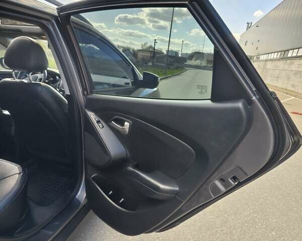 Серый Хендай их35, объемом двигателя 2 л и пробегом 187 тыс. км за 12900 $, фото 21 на Automoto.ua