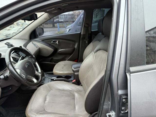 Сірий Хендай іх35, об'ємом двигуна 2 л та пробігом 186 тис. км за 11900 $, фото 8 на Automoto.ua