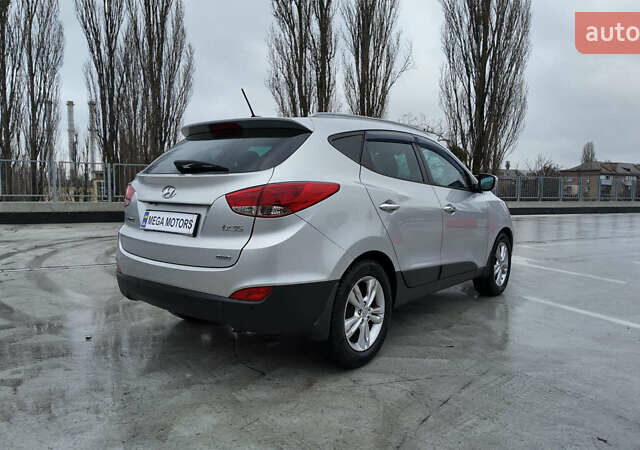 Серый Хендай их35, объемом двигателя 2 л и пробегом 174 тыс. км за 13990 $, фото 5 на Automoto.ua