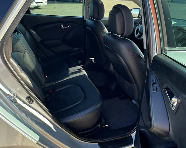 Серый Хендай их35, объемом двигателя 2 л и пробегом 229 тыс. км за 13500 $, фото 16 на Automoto.ua