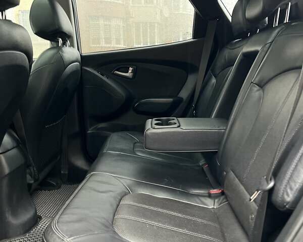 Сірий Хендай іх35, об'ємом двигуна 2.36 л та пробігом 220 тис. км за 11750 $, фото 17 на Automoto.ua