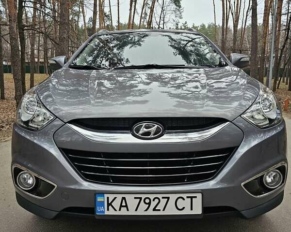 Серый Хендай их35, объемом двигателя 1.7 л и пробегом 195 тыс. км за 11750 $, фото 1 на Automoto.ua