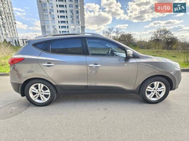 Серый Хендай их35, объемом двигателя 2 л и пробегом 187 тыс. км за 12900 $, фото 4 на Automoto.ua