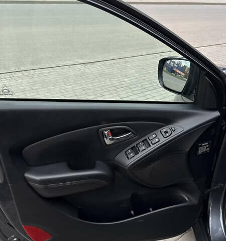 Серый Хендай их35, объемом двигателя 2 л и пробегом 245 тыс. км за 13500 $, фото 27 на Automoto.ua