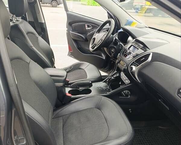 Серый Хендай их35, объемом двигателя 2 л и пробегом 238 тыс. км за 10000 $, фото 19 на Automoto.ua