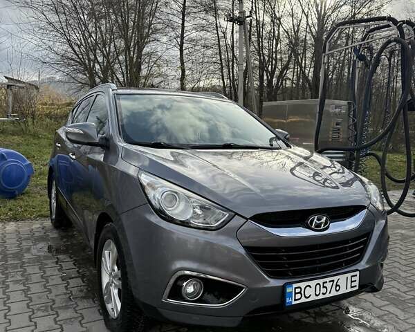 Серый Хендай их35, объемом двигателя 2 л и пробегом 190 тыс. км за 12500 $, фото 1 на Automoto.ua