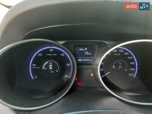 Серый Хендай их35, объемом двигателя 2 л и пробегом 442 тыс. км за 9250 $, фото 5 на Automoto.ua