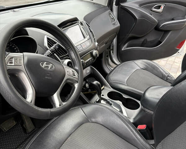 Сірий Хендай іх35, об'ємом двигуна 2 л та пробігом 237 тис. км за 12200 $, фото 6 на Automoto.ua