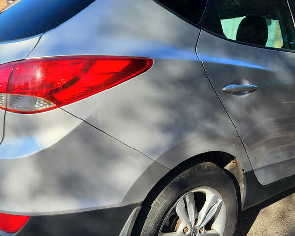 Серый Хендай их35, объемом двигателя 2 л и пробегом 264 тыс. км за 11700 $, фото 18 на Automoto.ua