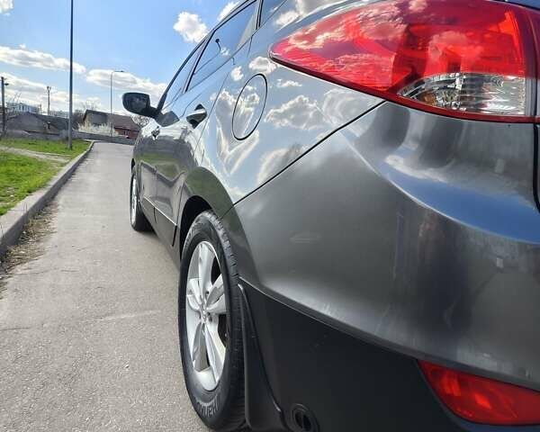 Серый Хендай их35, объемом двигателя 2 л и пробегом 187 тыс. км за 12900 $, фото 11 на Automoto.ua