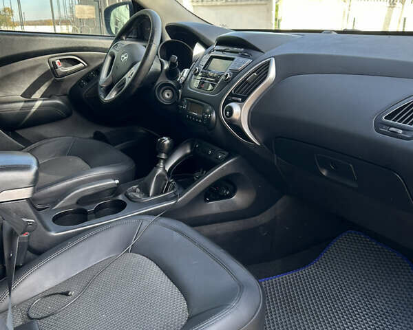 Серый Хендай их35, объемом двигателя 2 л и пробегом 237 тыс. км за 10900 $, фото 8 на Automoto.ua