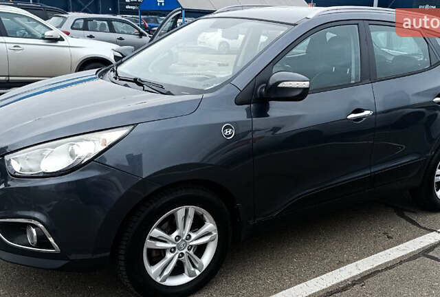 Серый Хендай их35, объемом двигателя 2 л и пробегом 238 тыс. км за 10000 $, фото 1 на Automoto.ua