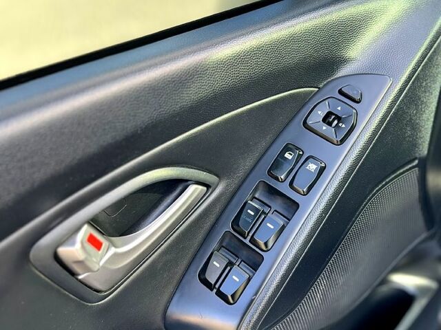 Сірий Хендай іх35, об'ємом двигуна 2.4 л та пробігом 220 тис. км за 11950 $, фото 5 на Automoto.ua