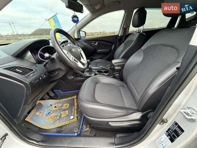 Сірий Хендай іх35, об'ємом двигуна 2 л та пробігом 132 тис. км за 11999 $, фото 27 на Automoto.ua