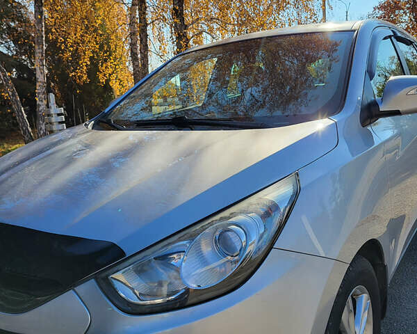 Серый Хендай их35, объемом двигателя 2 л и пробегом 264 тыс. км за 11700 $, фото 4 на Automoto.ua