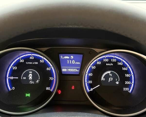 Серый Хендай их35, объемом двигателя 2 л и пробегом 190 тыс. км за 12500 $, фото 11 на Automoto.ua