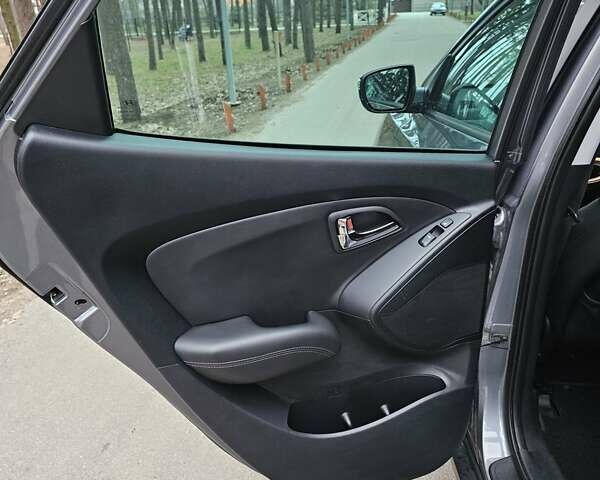 Серый Хендай их35, объемом двигателя 1.7 л и пробегом 195 тыс. км за 11750 $, фото 13 на Automoto.ua