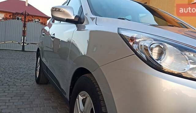 Серый Хендай их35, объемом двигателя 2 л и пробегом 248 тыс. км за 13200 $, фото 2 на Automoto.ua