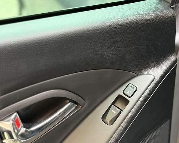 Серый Хендай их35, объемом двигателя 2 л и пробегом 190 тыс. км за 12500 $, фото 16 на Automoto.ua