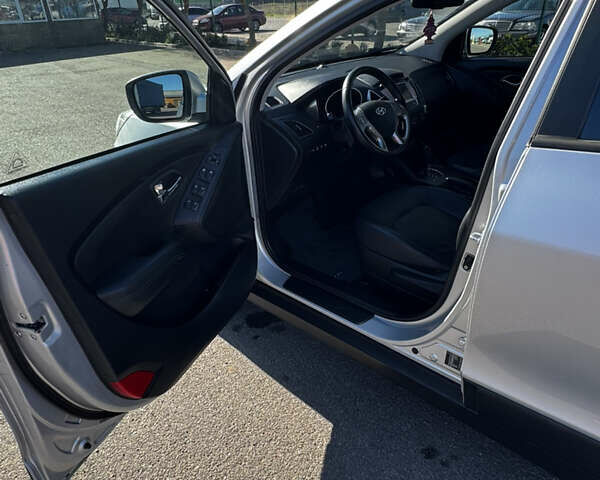 Серый Хендай их35, объемом двигателя 2 л и пробегом 229 тыс. км за 13500 $, фото 24 на Automoto.ua