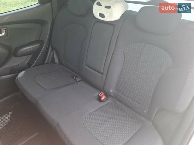 Серый Хендай их35, объемом двигателя 2 л и пробегом 193 тыс. км за 10999 $, фото 16 на Automoto.ua