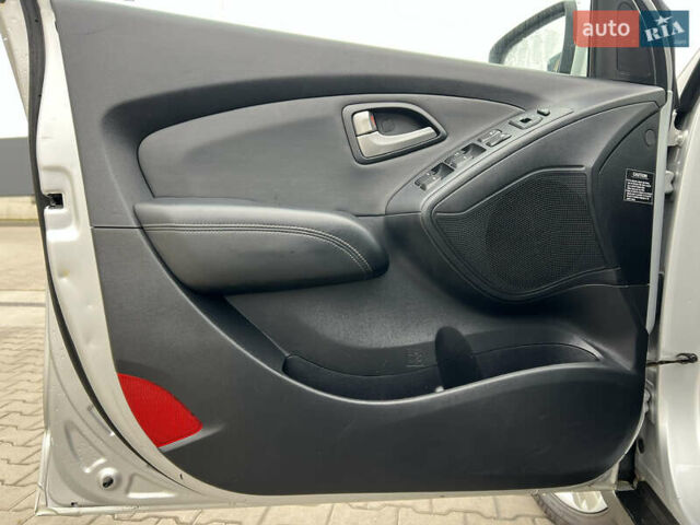 Серый Хендай их35, объемом двигателя 2 л и пробегом 240 тыс. км за 11500 $, фото 53 на Automoto.ua