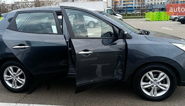 Серый Хендай их35, объемом двигателя 2 л и пробегом 238 тыс. км за 10000 $, фото 6 на Automoto.ua