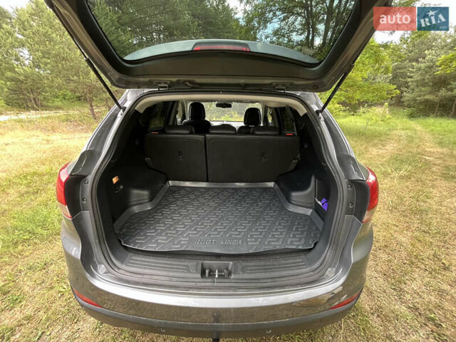 Серый Хендай их35, объемом двигателя 1.7 л и пробегом 227 тыс. км за 9900 $, фото 2 на Automoto.ua